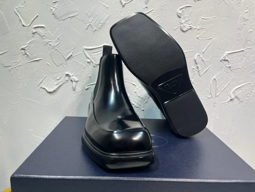 Men's shoes 💰860💰 🔥🔥🔥3990 The latest Prada Derby shoes, Martin boots, micro-marked glossy round-toe spliced ​​loafers, purchased the original one to one development, the outsole is one to one private molding, the fabric is made of imported open edge beads, lining cowhide, foot pad cowhide, sole height 5cm, original rubber foam outsole, code number 39-46